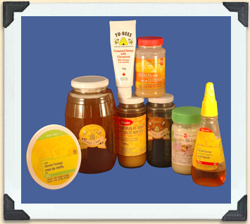 Le miel existe en de multiples saveurs, et il est mis dans des contenants qui en facilitent la consommation. 