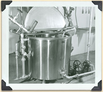 Cette cuve à miel en acier inoxydable était utilisée pour réchauffer le miel afin d’en faciliter la mise en pot, vers 1940. 